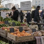 Marché orléans la source : étals de fruits et légumes, matin sur la place Albert Camus