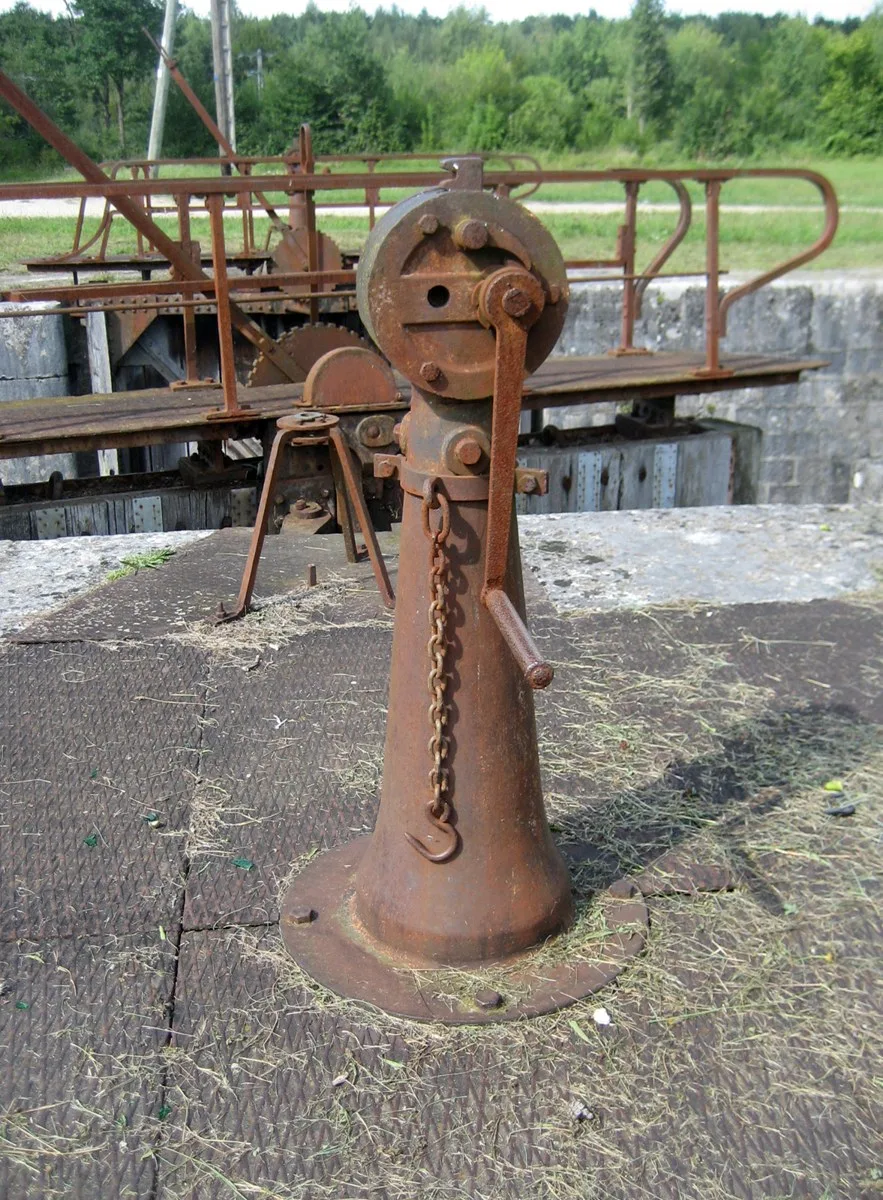 L'écluse de Combreux sur le canal d'Orléans, dans la commune de l'étang de la Vallée