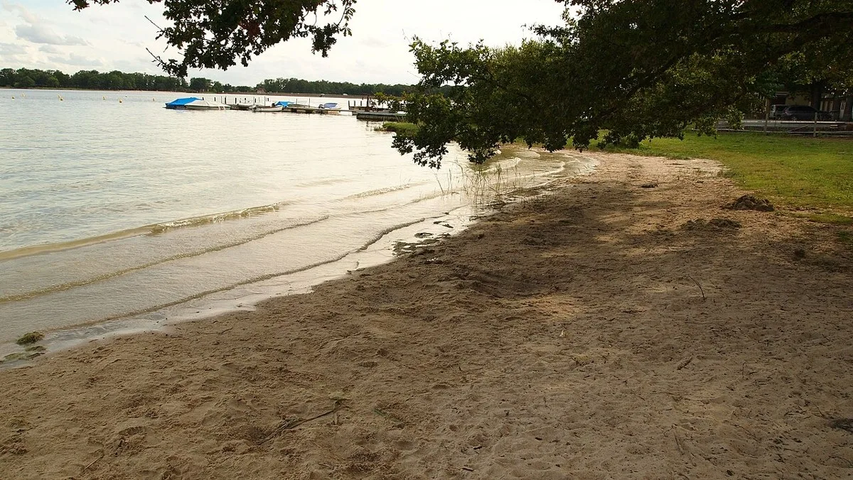 Plage de Cerdon au bord de l'étang du Puits