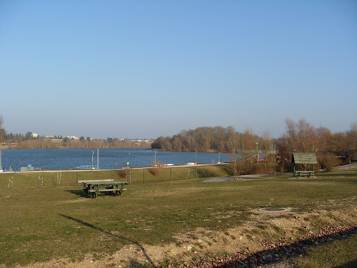 Vue du lac de la base de loisirs de l'Île Charlemagne à Saint-Jean-le-Blanc